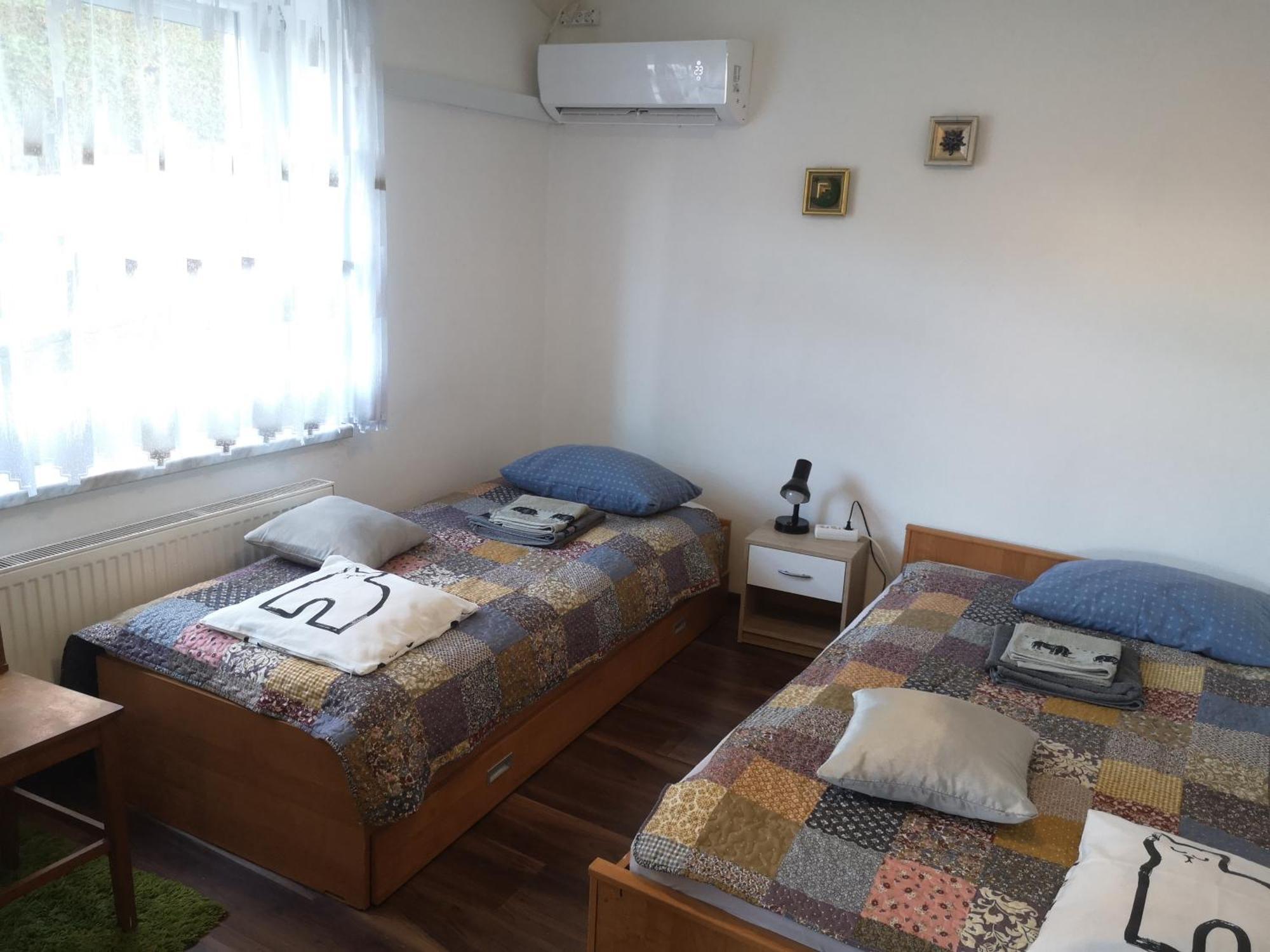 Small House In 첼레 외부 사진
